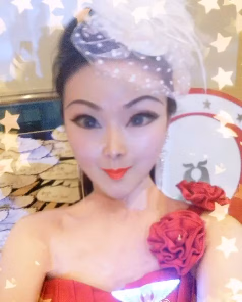 Cô nàng có khuôn mặt giống xà tinh. Tháng 1/2013, một cô gái có nickname “Công chúa hồ điệp xinh đẹp vũ trụ @” trên mạng xã hội Weibo (được coi là Twitter của Trung Quốc) đang trở thành chủ đề bàn tán xôn xao của cộng đồng mạng nước này.