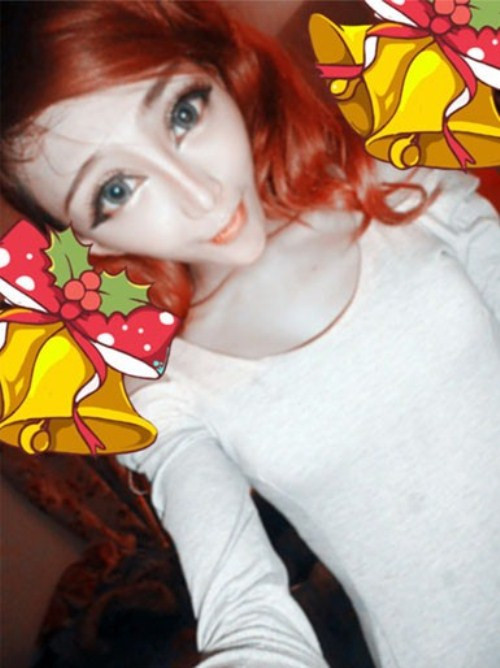 Nhìn vào những hình ảnh "tự sướng" của Dina trên blog, nhiều người không khỏi giật mình vì thấy một gương mặt kinh dị.