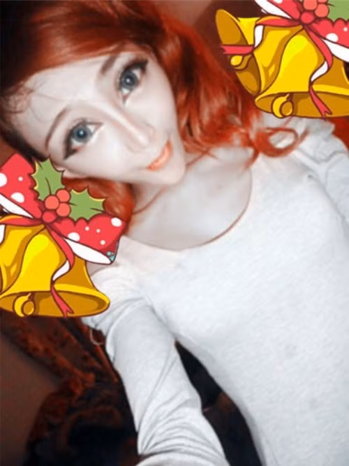 Nhìn vào những hình ảnh "tự sướng" của Dina trên blog, nhiều người không khỏi giật mình vì thấy một gương mặt kinh dị.