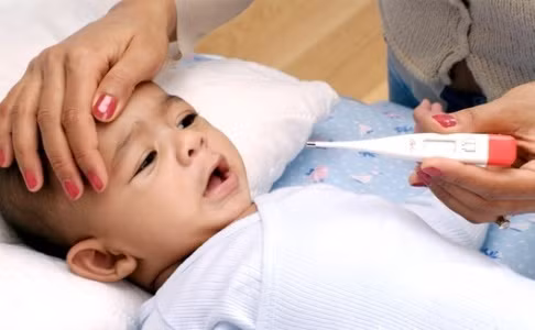 Khi não bộ trẻ em bị viêm, chúng phản ứng rất mạnh và thường gây ra những hệ quả tai hại. Cụ thể là đứa trẻ có thể bị co giật, bị rối loạn hô hấp và rối loạn tuần hoàn. Nghiêm trọng hơn cả là sự rối loạn hô hấp và tuần hoàn ở trẻ khiến trẻ có thể tử vong. Biến chứng này rất đáng sợ với trẻ nhỏ dưới 3 tuổi.