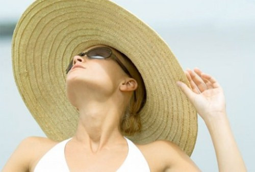 Không nên phó mặc tất cả cho kem chống nắng. Nhiều người thường nghĩ da sẽ không bị bắt nắng khi đã thoa kem chống nắng, nhưng trên thực tế bạn nên mang theo những thiết bị bảo vệ như áo chống nắng, mũ, kính để bảo vệ một cách tuyệt đối và hoàn hảo nhất khi bạn biết kết hợp việc sử dụng kem chống nắng cùng với những cách ngụy trạng trước khi ra nắng.