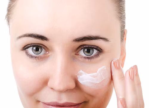 Không nên sử dụng kem chống nắng không phù hợp với da. Cũng giống như kem dưỡng da và các mỹ phẩm khác, bạn cần chọn kem chống nắng theo đúng tính chất da của mình. Chẳng hạn như với da nhạy cảm, bạn không nên sử dụng kem chống nắng có mùi thơm. Nếu da bị mụn, hãy sử dụng kem kiềm dầu và kem chống nắng có thành phần glycerin hoặc lô hội sẽ phù hợp với làn da khô.