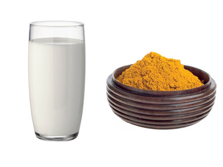 Uống một ly sữa ấm với một ít bột nghệ hàng ngày để làm sáng da từ bên trong. Điều này giúp tăng cường khả năng miễn dịch của bạn để cơ thể của bạn khỏe mạnh từ bên trong, chống nhiễm trùng và làm trắng da của bạn.