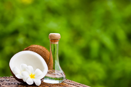 Dùng dầu dừa. Trước hết, khi tắm hãy tẩy nhẹ nhàng bên mép vùng kín bằng kem tẩy da chết, sau đó bôi đều dầu dừa quanh khu vực này. Massage nhẹ nhàng, sau đó bạn hãy tắm như bình thường, khi tắm xong thì xả sạch vùng nhạy cảm. Làm như vậy liên tục mỗi lần tắm, bạn sẽ thấy vùng da trắng hồng hiệu quả. Nếu không dùng dầu dừa, bạn có thể dùng dầu olive để thay thế và làm các bước tương tự.