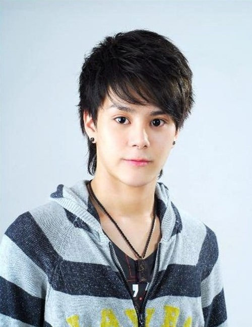 Chiếc mũi cao, đôi mắt to, bờ môi phớt hồng tự nhiên đẹp đến nao lòng khi còn là nam giới của Trithipnipa Thippaphada.