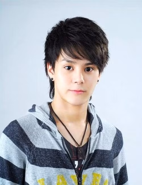 Chiếc mũi cao, đôi mắt to, bờ môi phớt hồng tự nhiên đẹp đến nao lòng khi còn là nam giới của Trithipnipa Thippaphada.