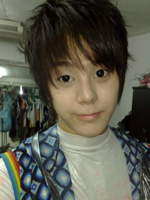 Chàng trai này dường như đã mang sẵn vẻ nữ tính trong đôi mắt, đôi môi và làn da.