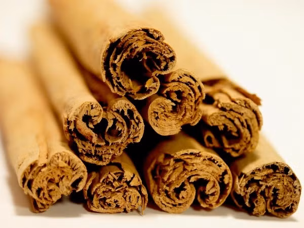 Quế. Đây là một gia vị được sử dụng trong các món cà ri và món tráng miệng. Quế cũng được sử dụng cho điều trị cảm lạnh thông thường và ho. Nó còn rất hiệu quả trong điều trị đau răng, co thắt cơ và các bệnh ngoài da. Do đặc tính kháng viêm của quế, nó có thể cải thiện lưu thông đường hô hấp và cải thiện tuần hoàn máu đến âm đạo, làm kích thích tình dục hiệu quả.