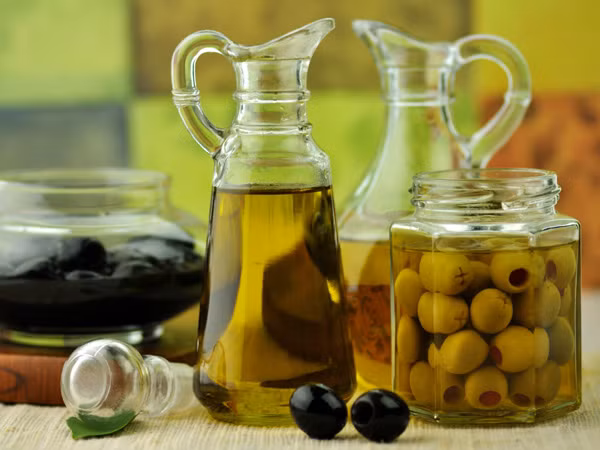 Dầu ô liu. Đây là một trong những loại dầu bổ dưỡng hỗ trợ tiêu hóa, dầu ô liu giàu axit béo có tác dụng cung cấp các chất dinh dưỡng thiết yếu đển cơ quan sinh dục của bạn. Vào buổi sáng, ngườ Hy Lạp thường uống một ngụm dầu ô liu với mật ong để tăng cường chuyện yêu.