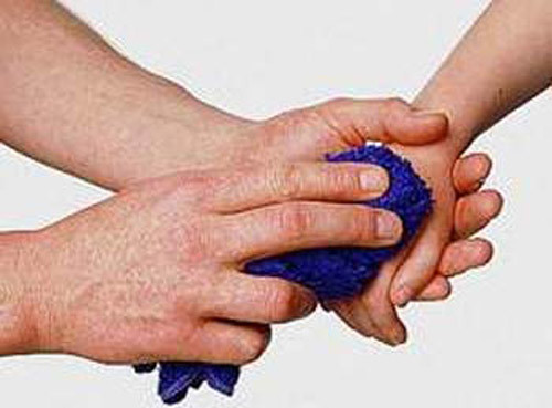 Tắm thường xuyên bằng nước ấm và xà phòng trung tính sẽ bớt ngứa. Ngoài ra, có thể bôi lên da các dung dịch làm dịu và làm ẩm như dung dịch calamine. Khi bị bệnh, bạn cần giữ gìn vệ sinh cơ thể sạch sẽ, mặc áo quần thông thoáng, hút mồ hôi để tránh bị nhiễm khuẩn.