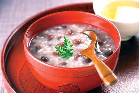 Điều quan trọng hơn nữa là người bệnh cần được chăm sóc và có chế độ ăn uống đầy đủ dinh dưỡng, nhất là với trẻ nhỏ nhằm giúp người bệnh gia tăng sức đề kháng cơ thể, mau chóng khỏi bệnh, phục hồi sức khỏe tốt. Người bệnh nên dùng những thức ăn mềm, dễ tiêu như cháo, súp, uống nhiều nước như nước lọc, nước canh và ăn thêm hoa quả bổ sung đầy đủ các vi chất dinh dưỡng cần thiết.