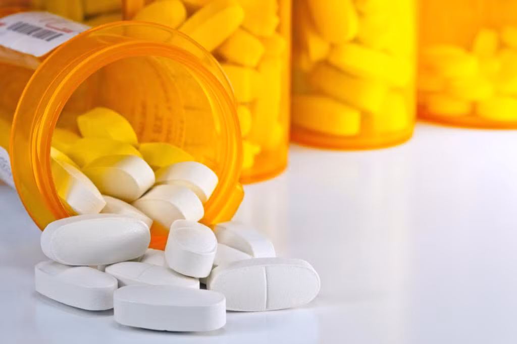 Khi phát hiện cần điều trị theo các bước sau: điều trị thuỷ đậu chủ yếu là điều trị triệu chứng như chống ngứa chẳng hạn. Có thể dùng Acetaminophen (Tylenol) để giảm sốt và đau nhức thường đi kèm các bệnh nhiễm siêu vi trong giai đoạn đầu. Không bao giờ được dùng aspirin hoặc những thuốc cảm có chứa aspirin cho trẻ em do nguy cơ xảy ra hội chứng Reye (một bệnh chuyển hoá nặng gồm tổn thương não và gan dẫn đến tử vong).