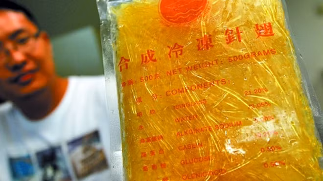 Vây cá mập làm bằng cao su. Đầu năm 2013, một đoạn video phát sóng trên Đài truyền hình trung ương Trung Quốc khiến nhiều người không khỏi sốc, khi một số nhà hàng ở Bắc Kinh, Trịnh Châu và Nam Kinh sử dụng vây cá mập giả để chế biến đồ ăn. Các chất làm vây cá mập giả khi nấu ở nhiệt độ hơn 100 độ C sẽ phân hủy thành các chất axit kết hợp chất béo tạo thành trichloroacetone.