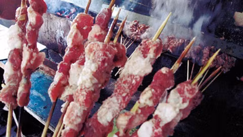 Thịt cừu giả từ thịt chuột. Hiện, người tiêu dùng Trung Quốc đang phẫn nộ trước vụ tai tiếng mới nhất gây xáo trộn cho nguồn cung cấp lương thực của cả nước, sau khi một nhóm tội phạm đã "hô biến" thịt chuột thành thịt cừu. Kẻ cầm đầu, có họ Wei, đã “tái chế” thịt chuột và các động vật khác bằng gelatin, nitrate và carmine (phẩm màu được sản xuất từ gián) rồi sau đó bán làm thịt cừu ở các chợ của nông dân ở tỉnh Giang Tô và Thượng Hải.