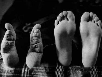Theo quan niệm thời bấy giờ, phụ nữ phải có một đôi chân thật nhỏ mới là chuẩn mực nếu không họ sẽ không thể lấy được chồng. Bên cạnh đó, bó chân còn được coi là biểu hiện của sự cao quý. Con gái quý tộc không bó chân chỉ có cơ hội lấy chồng ở đẳng cấp kém hơn, còn con gái những nhà nghèo thì dễ bị bán làm nô lệ.