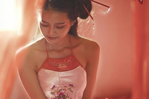 Phụ nữ Trung Quốc xưa không mặc đồ lót. Đối với người Trung Quốc xưa, việc phụ nữ mặc nội y như thế nào rất được coi trọng, thậm chí được so sánh với sự tồn vong thịnh vượng của quốc gia. Họ cho rằng, nếu như phụ nữ mặc nội y mà hai chân tách nhau (giống như phụ nữ ngày nay mặc đồ lót) cũng giống như đất nước bị chia cắt, là điềm chẳng lành. Chính vì thế, việc phụ nữ Trung Hoa không mặc “quần lót” đã kéo dài hàng ngàn năm.