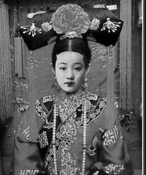 Từ Hy Thái hậu trị nám bằng... phân chim. Các loại mỹ phẩm với các tên mĩ miều bạch đinh hương, ưng điều bạch và cáp điều bạch là phân của chim ma tước, chim ưng và chim bồ câu. Từ Hy đã dùng 3 loại phân chim này để tiêu trừ các vết nám hoặc đồi mồi trên da và ngăn ngừa hữu hiệu các nếp nhăn.