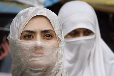 Pakistan – Chuyển khỏi nhà sau khi sinh. Ở Pakistan, vài ngày sau khi hạ sinh, bà mẹ sẽ phải chuyển khỏi nhà vào sống trong một tòa nhà được gọi là Bashleni. Tòa nhà này có vẽ hình các con vật và có một miếu thờ Dezalik, nữ thần sinh đẻ. Chỉ có những phụ nữ “không sạch sẽ” (những người đang trong thời kỳ hành kinh) được phép vào tòa nhà này để giúp đỡ bà mẹ mới sinh, và họ phải khỏa thân, thậm chí là cả bà đỡ.