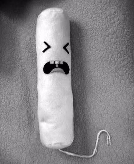 Băng vệ sinh chống hiếp dâm. Dụng cụ này là một sáng tạo khác để chống lại yêu râu xanh ra đời vào cuối năm 2000 bởi ông Jaap Haumann, 72 tuổi đến từ Nam Phi với mục đích ngăn ngừa nạn hiếp dâm. Các “sát thủ băng vệ sinh” được trang bị lưỡi máy chém gắn liền với hình trụ rỗng khiến kẻ hãm hiếp đau đớn khôn tả khi xâm nhập.