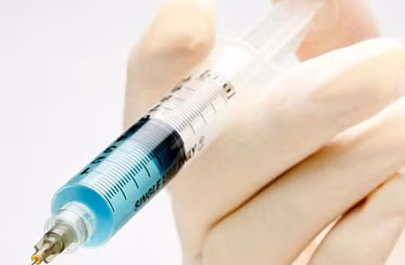 Các triệu chứng tại chỗ có thể thoáng qua ngay sau khi tiêm như ban đỏ, xung huyết tại vú. Sự xuất hiện các hạt sần dưới da thường muộn hơn so với dấu hiệu đau. Trên lâm sàng các tổn thương u hạt silicon thường cứng, chúng có thể di động hay tạo thành từng mảng cứng chắc ở một phần hay toàn bộ tuyến vú. Đau tại một số vùng của tuyến vú là dấu hiệu báo trước cho việc hình thành các u hạt tại vú.