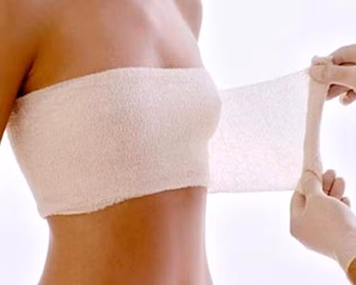 Biến chứng do bơm silicon lỏng vào ngực. Các dấu hiệu tại chỗ tiêm silicone lỏng ở vú rất khác nhau tùy vào loại silicone, khối lượng silicone được tiêm, cách tiêm vào vú và phản ứng của chính cơ thể bệnh nhân đối với silicone. Thời gian trung bình để xuất hiện các triệu chứng nặng khoảng 9 năm theo các nghiên cứu tại Mỹ.