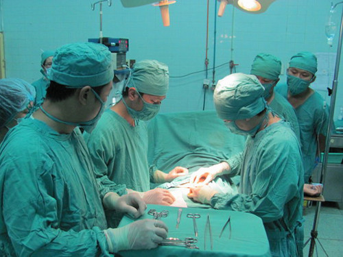 Thực tế, đã có không ít trường hợp tử vong đáng tiếc do thiếu hiểu biết và ham rẻ. Giống như việc “cải thiện” ngực và mông, việc bơm silicon lỏng để tăng kích thước dương vật có thể dẫn đến hiện tượng biến dạng bộ phận sinh dục, hoại tử da, gây cương đau, xơ hóa, rối loạn cương, thậm chí hoại tử...