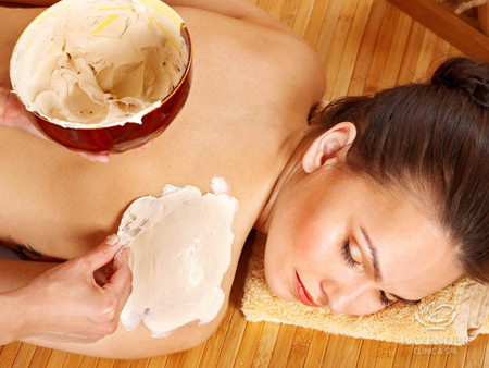 Tắm trắng. Hè đến là thời điểm các cô gái ngại ra đường nhất, đơn giản vì thời tiết nắng nóng dễ dàng làm cho làn da của họ sạm đen, bắt nắng và trở nên xấu xí. Do vậy, để tự tin khoe cơ thể trong những bộ đồ mát mẻ, nhiều cô gái thường lựa chọn liệu pháp tắm trắng vào mùa hè. Tuy nhiên, tắm trắng vào mùa hè có thể trở thành “con dao hai lưỡi” nếu bạn lựa chọn không đúng phương pháp tắm trắng.