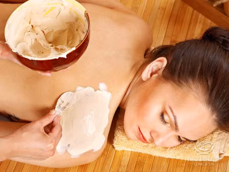 Tắm trắng. Hè đến là thời điểm các cô gái ngại ra đường nhất, đơn giản vì thời tiết nắng nóng dễ dàng làm cho làn da của họ sạm đen, bắt nắng và trở nên xấu xí. Do vậy, để tự tin khoe cơ thể trong những bộ đồ mát mẻ, nhiều cô gái thường lựa chọn liệu pháp tắm trắng vào mùa hè. Tuy nhiên, tắm trắng vào mùa hè có thể trở thành “con dao hai lưỡi” nếu bạn lựa chọn không đúng phương pháp tắm trắng.