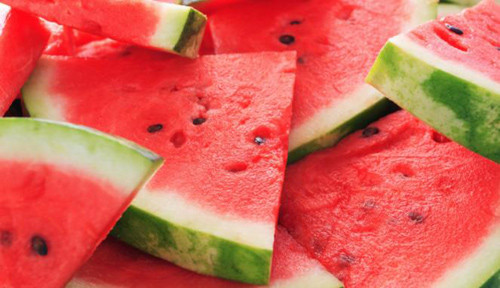 Dưa hấu. Không chỉ là món tráng miệng ngon, dưa hấu còn giúp da trắng mịn hơn trong mùa hè. Với hàm lượng nước 93% và sự kết hợp của vitamin A, B6, C, dưa hấu giúp làm trắng da, sửa chữa vùng da hỏng hóc và bảo vệ làn da dưới ánh nắng gay gắt.