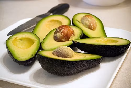 Bơ. Trong trái bơ chứa một lượng lớn các vitamin A, E, C không chỉ đem lại những tác dụng cho sức khỏe mà còn giúp chị em có 1 làn da mịn màng, tươi trẻ. Chỉ bằng cách rất đơn giản là bạn có thể ăn trái bơ mỗi ngày với liều lượng vừa phải là bạn đã có thể có 1 làn da trắng mịn xinh xắn.