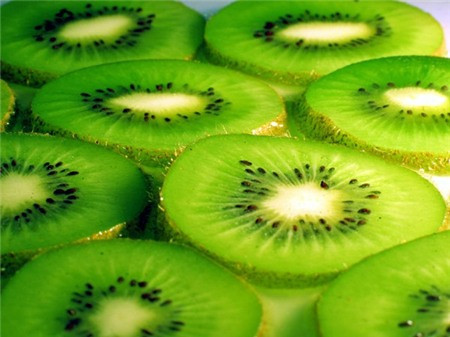 Trái Kiwi. Kiwi là loại trái cây vượt trội về vitamin C và các chất oxy hóa, giúp duy trì sự đàn hồi, làm da mượt mà, săn chắc hơn. Vitamin C trong kiwi cũng là món quà tuyệt vời của làn da, vì nó đóng một vai trò quan trọng trong quá trình sản xuất collagen, giúp da khỏe mạnh, hạn chế tình trạng lão hóa.