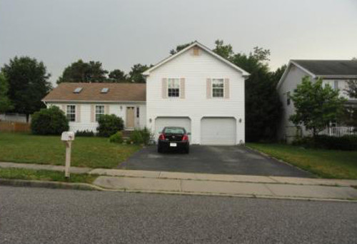 Đẻ rơi trên bãi cỏ mới biết mình mang thai. Elizabeth Whitehead, một phụ nữ 21 tuổi ở bang New Jersey, Mỹ, sinh con trai ngay tại bãi cỏ trước cửa nhà mình hôm 25/6/2013. Cảnh sát cho hay khi được gọi đến hiện trường, Elizabeth đang nằm trên bãi cỏ ngay bên cạnh con trai, trong khi dây rốn vẫn đang dính liền. "Mọi việc xảy ra ngay trên bãi cỏ", bà mẹ trẻ nói với Lacey Patch sau khi đã hồi phục. "Đầu của thằng bé đột nhiên chui ra khi tôi đang đứng".