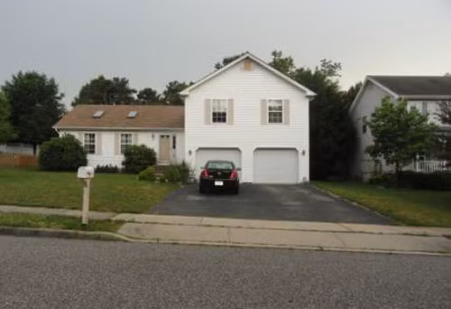 Đẻ rơi trên bãi cỏ mới biết mình mang thai. Elizabeth Whitehead, một phụ nữ 21 tuổi ở bang New Jersey, Mỹ, sinh con trai ngay tại bãi cỏ trước cửa nhà mình hôm 25/6/2013. Cảnh sát cho hay khi được gọi đến hiện trường, Elizabeth đang nằm trên bãi cỏ ngay bên cạnh con trai, trong khi dây rốn vẫn đang dính liền. "Mọi việc xảy ra ngay trên bãi cỏ", bà mẹ trẻ nói với Lacey Patch sau khi đã hồi phục. "Đầu của thằng bé đột nhiên chui ra khi tôi đang đứng".