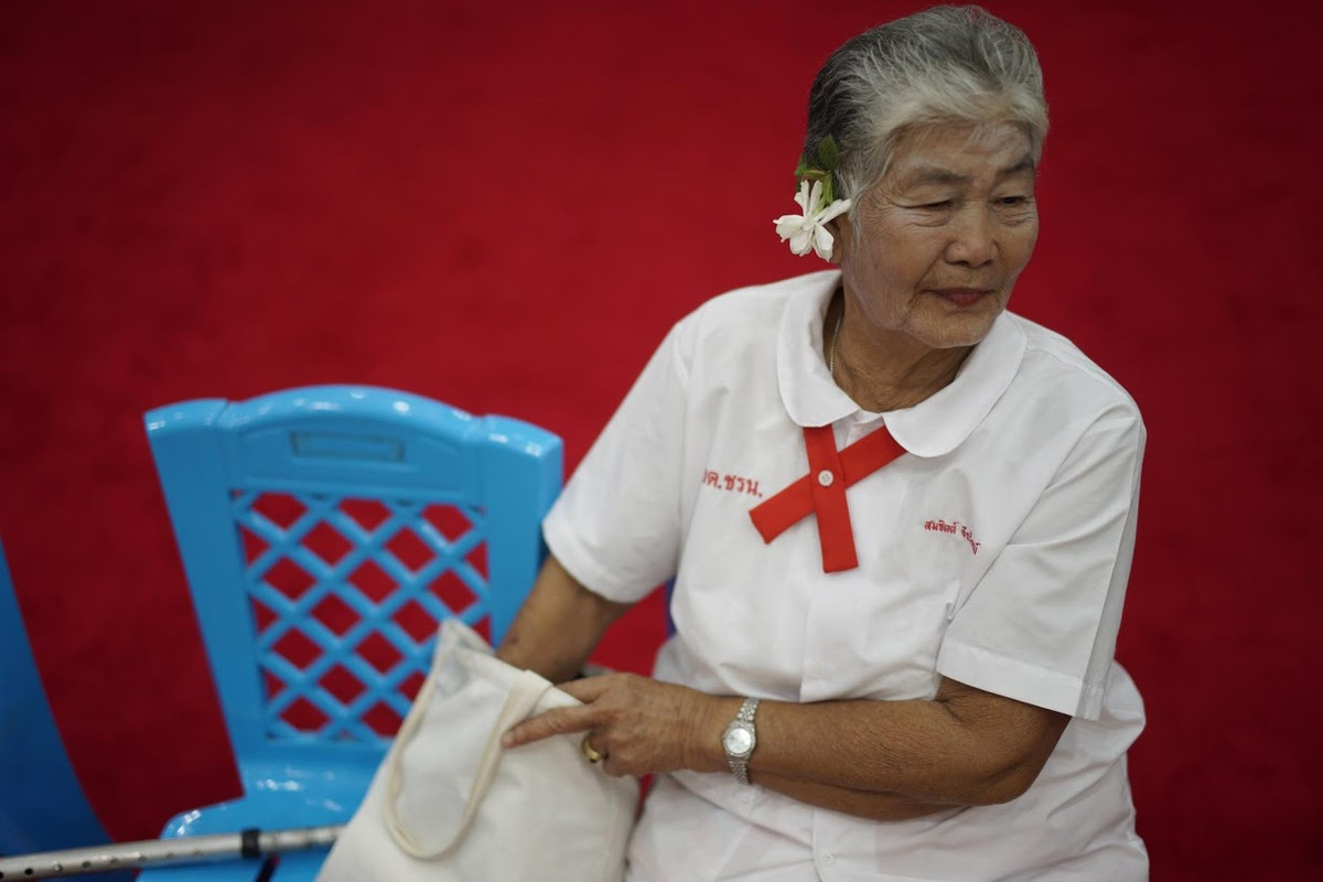 “Tôi luôn mong chờ Thứ Tư mỗi tuần, khi tôi được đến trường, mặc bộ đồng phục học sinh và gặp gỡ bạn bè. Chúng tôi nói chuyện và cười với nhau”, bà Somjit Teeraroj, một góa phụ 77 tuổi, chia sẻ. Được biết, bà Somjit đang theo học tại một ngôi trường cho người già ở Chiang Rak Noi, tỉnh Ayutthaya.