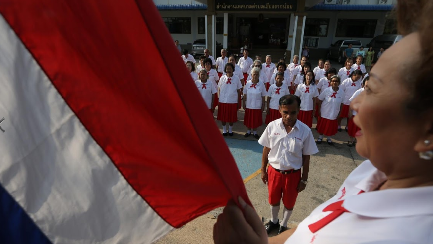 Giờ hát quốc ca.