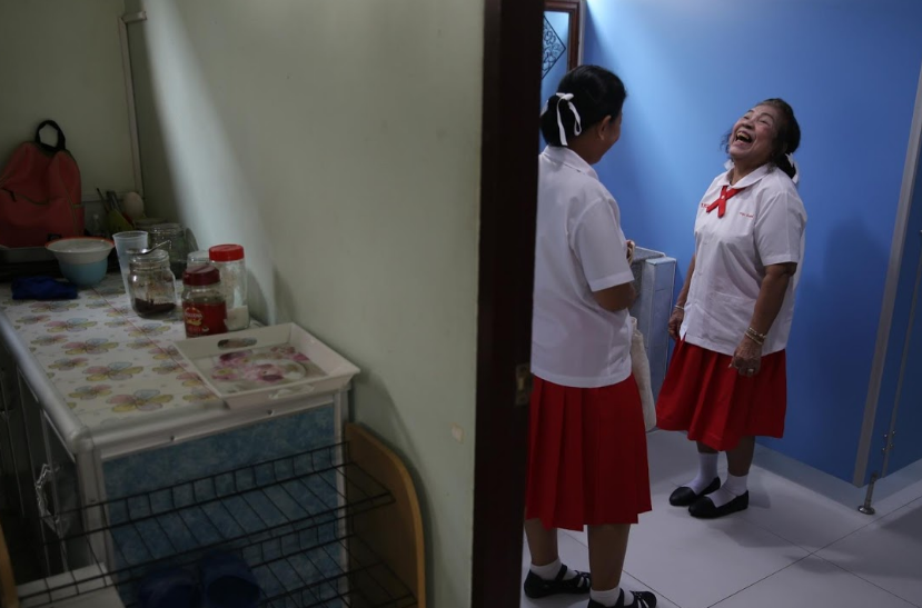 Hai cụ bà tán gẫu trong giờ nghỉ giải lao.