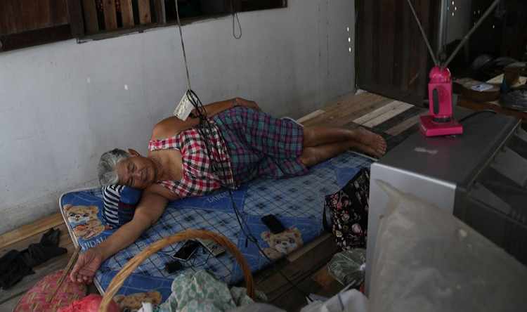 Somjit ngủ trưa trong ngày không phải đến lớp.