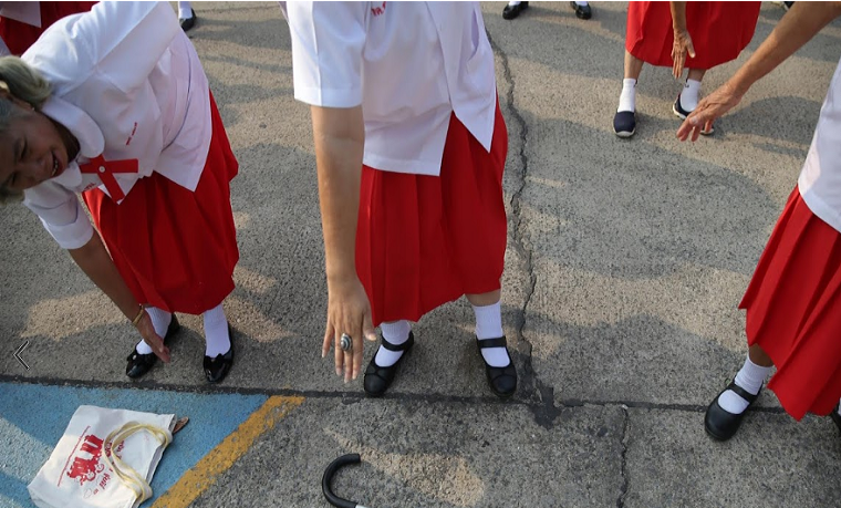 Những “học sinh” lớn tuổi ở Thái Lan tập thể dục tại trường.