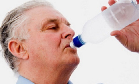 Cảm thấy khó nuốt, ăn không ngon miệng, nếu triệu chứng này kéo dài bạn cũng cần đến bác sỹ để kiểm tra. Ung thư thực quản là một trong những loại ung thư phổ biến ở nam giới.