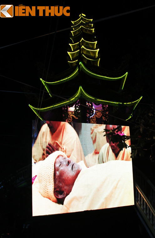 Nhiều màn hình lớn được đặt khắp khuôn viên chùa Vạn Đức phát lại hình ảnh thời điểm cố Đại lão Hòa thượng Thích Trí Tịnh viên tịch.