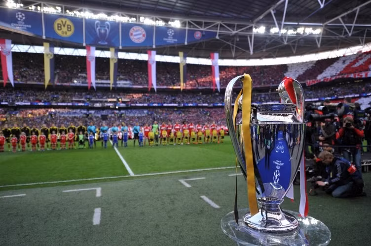 Chiếc cúp UEFA Champions League sẽ có mặt tại Việt Nam từ ngày 3 đến 6/4 để hàng triệu người hâm mộ chiêm ngưỡng.