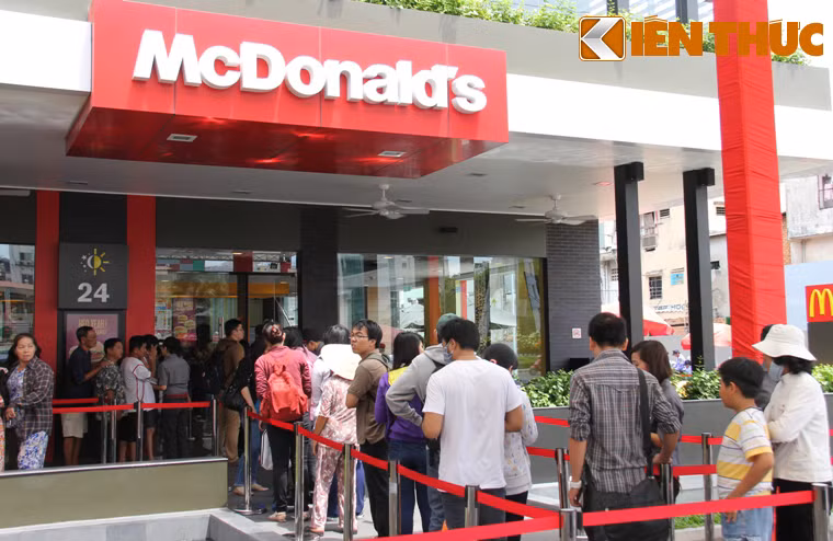 Đội ngũ nhân viên nhà hàng lịch sự, niềm nỡ đón tiếp thực khách.