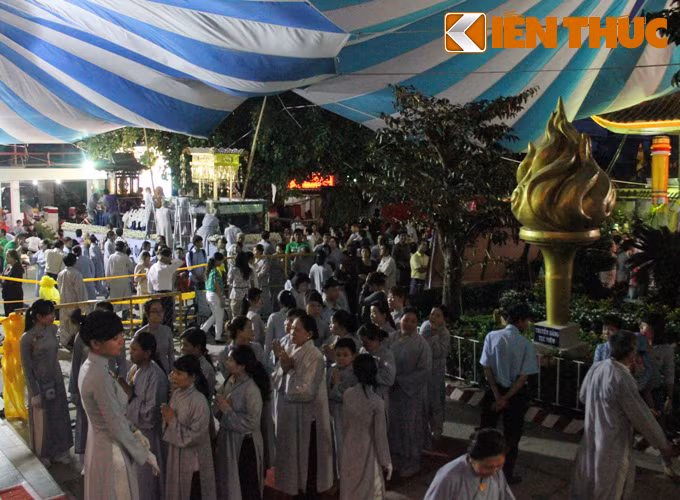 Từ sáng đến tận khuya, dòng người nườm nượp đổ về chùa Vạn Đức để viếng tang.