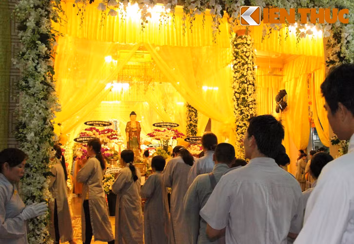 Phật tử trang nghiêm, trật tự vào viếng tang cố Đại lão Hòa thượng.