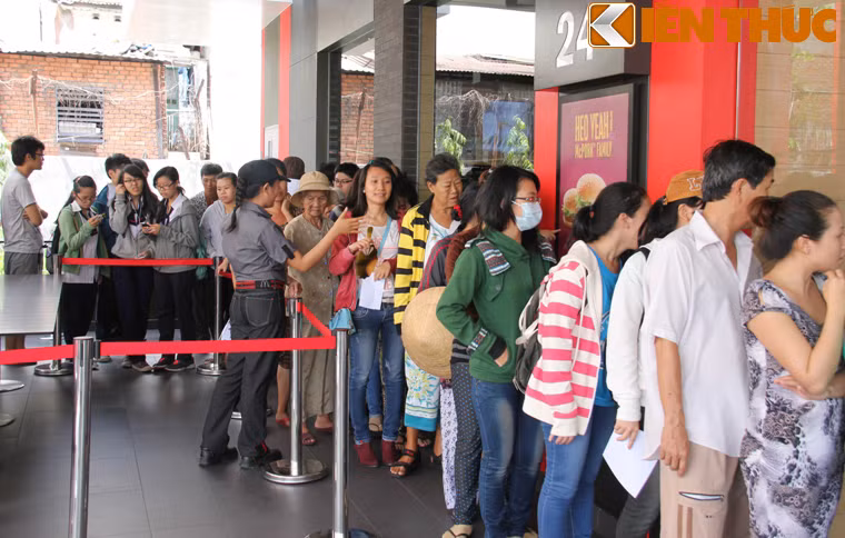 Từ 10h sáng, dòng người với đủ lứa tuổi từ trẻ em đến người lớn tuổi (đa số là những người lao động bình dân) đã xếp hàng trật tự vào cửa hàng nhận bánh.