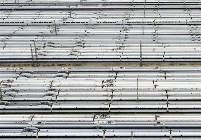 2. Những con tàu cao tốc nhìn trên cao tựa như đường dây cáp điện chạy song song. 