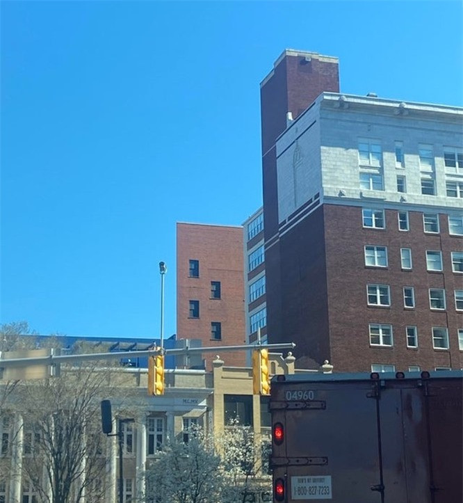 17. Trông như ai đó đã cố tình "tẩy" một phần của tòa nhà. 