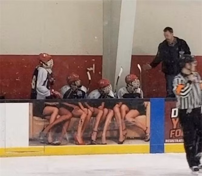 9. Không thể tin được đây là một đội hockey chuẩn bị thi đấu. 