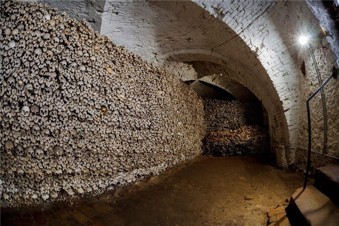 Hang động xương tại Oppenheim - Đức khiến nhiều người kinh ngạc. Theo Wired, trong một lần tình cờ, Koudounaris đã được một người đàn ông kể về bộ xương nạm châu báu khi ở Đông Đức và sự tò mò đã lập tức thôi thúc ông đi khám phá. Và sau đó, nhà sử học người Mỹ đã tìm và chụp ảnh được rất nhiều bộ xương đeo trang sức ở khắp các nhà thờ của châu Âu. Những bộ xương này có niên đại lên đến hơn 400 năm và được giấu kín trong các cơ sở tôn giáo bí ẩn. Việc chụp ảnh lại các bộ xương này cũng không phải dễ dàng vì khó khăn trong quá trình khai quật. Ảnh: Paul Koudounaris 