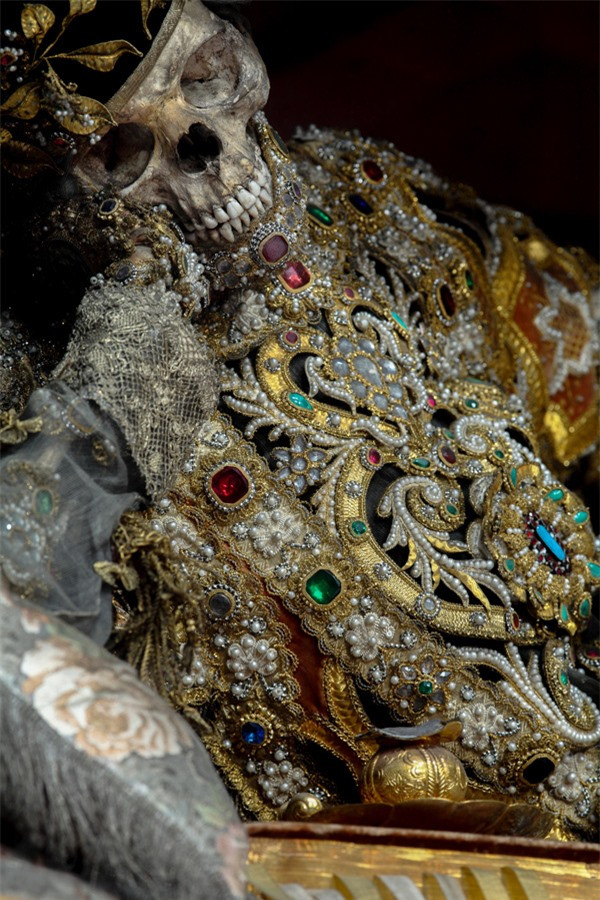 Bộ xương của Thánh Valentinus. Những bộ hài cốt linh thiêng được nạm đầy châu báu này còn có tên Catacomb Saints. Số trang sức bằng vàng bạc nguyên chất này có giá trị lên đến hàng nghìn đô la. Sau khi được trang trí, hài cốt đều được trưng bày trong hốc tường nhà thờ.